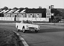 Am Goodwood Test Day 1959 forderte der Komfort seinen Tribut und brachte den Sunbeam mitsamt Besatzung in Schräglage.