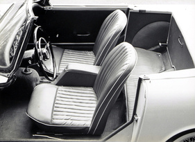 Aufgrund der niedrig montierten Sitze setzt die Platzierung im Alpine eine gewisse Agilität voraus. Auf diesem Foto ist ein Exemplar von 1961 zu sehen.