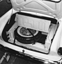 Einer der wenigen Makel des Sunbeam Alpine: Die Lagerung des Reserverads verschlingt viel Platz im Heck, wie diese Aufnahme von 1961 zeigt.