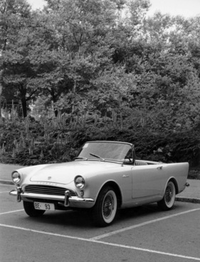Zwei starke Argumente für den Sunbeam Alpine sind die unerhoffte Sparsamkeit und der optionale Schnellgang, mit dem sich der Vortrieb per Fingerschnips regulieren lässt.