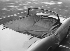 Sunbeam Alpine (1961) - mit geschlossener Spritzdecke bei Testfahrten