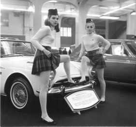 Sunbeam Alpine (1967) - müde Mini-Mädchen - das ewige Posieren kann auch als Strapaze empfunden werden - Genfer Autosalon 1967