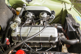 Sunbeam Alpine GT (1970) – Die zwei Stromberg-Vergaser vom Typ 150 CD teilen sich einen gemeinsamen Luftfilter