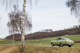 Sunbeam Alpine GT (1970) – Tarnfarbe: In frischem "Oasengrün" (RTS 135) passt sich der Rapier den Wiesen der Umgebung an
