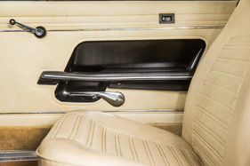 Sunbeam Alpine GT (1970) – Türverkleidung mit farblich abgesetzter Armlehne. Darunter der verchromte Türgriff, darüber die Türverriegelung