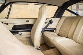 Sunbeam Alpine GT (1970) – Vordere Sitze mit integrierten Kopfstützten, ausreichend Beinfreiheit hinten: der Rapier war ein vollwertiger Viersitzer