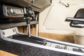 Sunbeam Alpine GT (1970) – Wählhebel der Dreigang-Automatik auf der MIttelkonsole, dahinter Aschenbecher und der Schalter für den Warnblinker