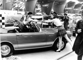 Sunbeam Alpine Tiger (1967) - besonders gut in Szene gesetzt durch die Ladys mit den Mini-Kilts - Genfer Autosalon 1967