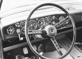 Sunbeam Rapier (1968) – sportliches Cockpit mit sechs Instrumenten und gelochten Lenkradspeichen
