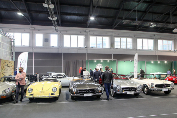 Image: Superclassics from Mercedes, Porsche and Jaguar in rank and file - Auto e Moto d'Epoca Padua 2021