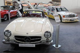 Superklassiker vor Rennwagenlegende - links zweimal Mercedes Benz 300 SL, rechts dahinter der Mercedes Benz 190 E 2.5-16 Evo II, mit dem Jörg van Ommen das Rennen von Wunstorf 1992 gewann - Retro Classics Stuttgart 2014