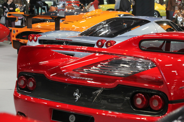 Supersportwagen neueren Datums von Ferrari und Maserati - Rétromobile Paris 2020