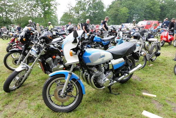 Suzuki GS 1000 S (1978) mit etwas Kosmetikbedarf am Tank – Bockhorner Oldtimermarkt 2024