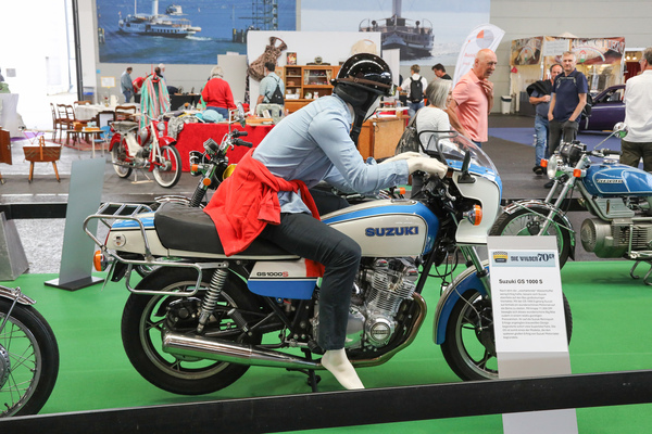 Suzuki GS 1000 S als Beispiel für die "Wilden Siebzigerjahre" - Viertakt-Vierzylinder für damals knapp DM 11'000 - Klassikwelt Bodensee 2024
