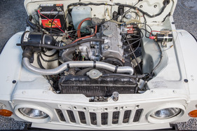 Suzuki LJ 80 (1981) - der kleine Motor füllt den Motorraum komplett aus - die Motorhaubenverriegelung findet sich übrigens im Handschuhfach