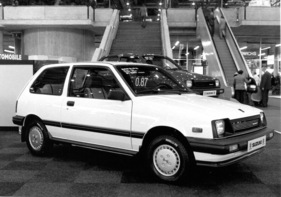 Suzuki SA 310 - mit 993 cm3 grossem Dreizylindermotor - am Genfer Automobilsalon 1984