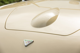 Swallow Doretti (1954) – Dreieckiges Emblem. Die Beule in der Motorhaube schafft Platz für den Ventildeckel