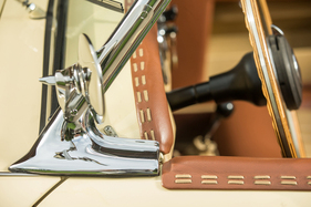 Swallow Doretti (1954) – Filigraner Rückspiegel am Scheibenrahmen. Die Nähte im Leder sind nicht die Folge einer überkandidelten Restaurierung, sondern entsprechen tatsächlich dem Auslieferungszustand