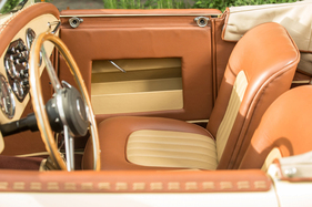 Swallow Doretti (1954) – Nobel: Sogar innen gibt es einen verchromten Hebel statt eines simplen Zugseils für die Türentriegelung