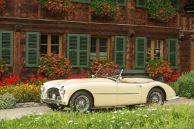 Swallow Doretti (1954) – Wo der TR2 mit seinen geschwungenen Kotflügeln noch etwas nach Vorkrieg aussah, gibt sich der glattflächige Doretti deutlich moderner Swallow Doretti (1954) – Wo der TR2 mit seinen geschwungenen Kotflügeln noch etwas nach Vorkrieg aussah, gibt sich der glattflächige Doretti deutlich moderner