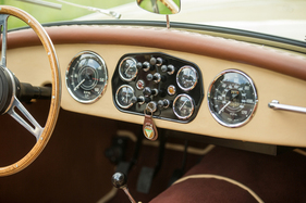 Swallow Doretti (1954) – Zusatzinstrumente für Benzinvorrat, Wassertemperatur, Ladestrom und Öldruck. Im Idealfall stehen alle Nadeln senkrecht mit leichter Tendenz nach rechts