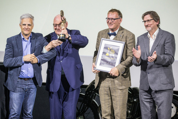 Bild: Swiss Classic Award 2024 - Dino Graf, Hauptgewinner Hans A. Bichsel, Laudator Martin Sigrist und Mitinitiant des Swiss Classic Award, Urs P. Ramseier