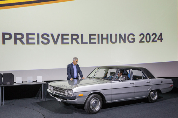 Swiss Classic Award 2024 - Direktor Martin Büttikofer wollte den ans Verkehrshaus übergebenen Dodge VIP der AMAG Classic gleich von der Bühne fahren