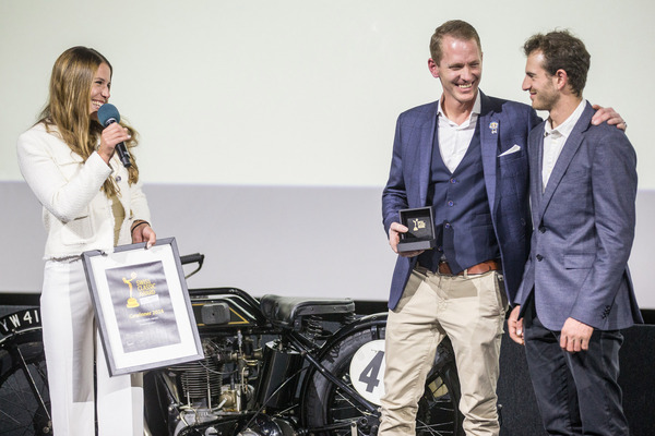 Swiss Classic Award 2024 - Door Opener Award Siegerin Christina Seeberger freut sich mit ihrem "Auto Engadina"-Team auf der Bühne