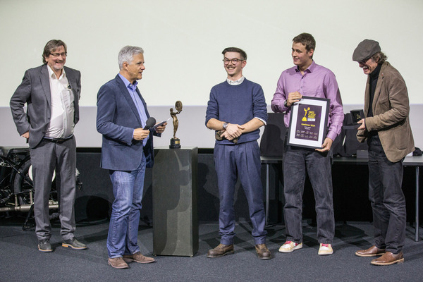 Swiss Classic Award 2024 - Familie Riesen von Das Depot in Murten nimmt den Rookie Award in Empfang