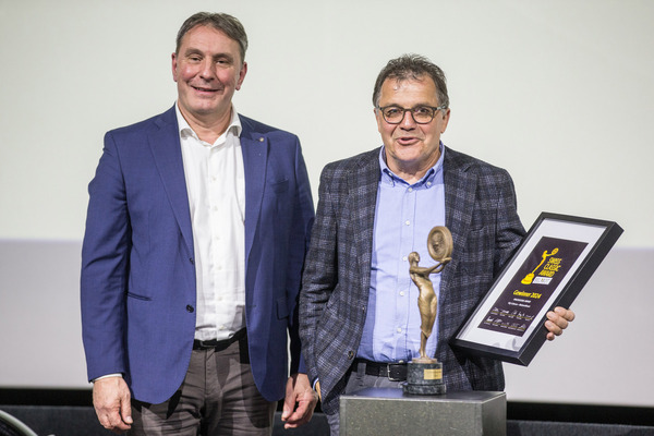 Swiss Classic Award 2024 - Hannes Gautschi von Emil Frey Classic mit dem Innovation Award Preisträger Edy Schorno