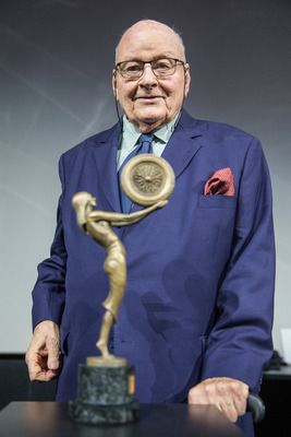 Bild Swiss Classic Award 2024 - Hans A. Bichsel mit der Statuette Beatrice des Swiss Classic Lifetime Award