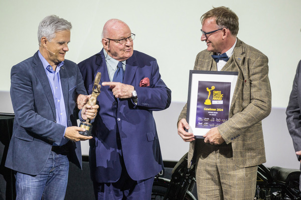 Bild: Swiss Classic Award 2024 - Hans A. Bichsel nimmt die Statuette Beatrice entgegen