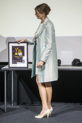 Swiss Classic Award 2024 - Journalistin Dörte Welti mit den Diplomen für die Preisträger