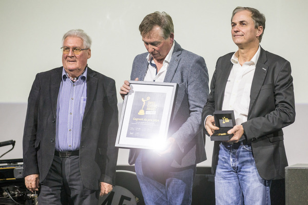 Bild: Swiss Classic Award 2024 - Jurymitglied Norbert Wicht mit den Siegern des Passion Award Romandie von der Association des Vieilles Mécaniques à Baulmes VD