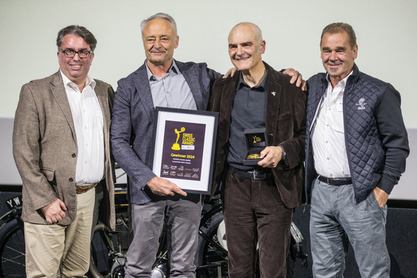 Bild Swiss Classic Award 2024 - Jurymitglied und Laudator Roberto Bernasconi mit Hans Orsatti, Renald Egloff und Ernst Lüthi von Lenzerheide Motor Classics, Gewinner des Historic Motorsport Awards 2024