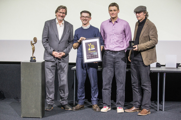 Swiss Classic Award 2024 - Laudator Urs P. Ramseier und das Team von Das Depot um den jungen Museumsdirektor und Kurator Leonard Riesen, der stolz das Diplom hält