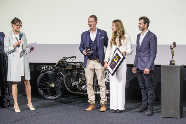 Swiss Classic Award 2024 - Laudatorin Dörte Welti mit den Swiss Classic Door Opener Award-Gewinnern von Auto Engadina