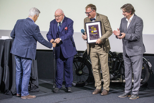 Swiss Classic Award 2024 - Moderator Dino Graf nimmt den Stock von Preisträger Hans A. Bichsel, daneben Laudator Martin Sigrist und Urs P. Ramseier