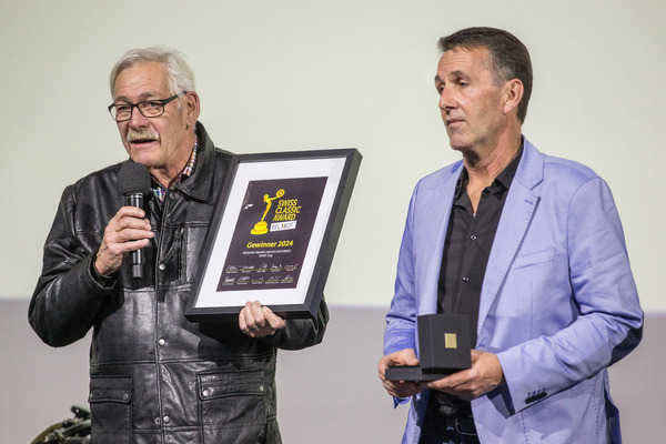 Swiss Classic Award 2024 - Preisträger Bernhard Taeschler und Thomas Kohler würdigen die Arbeit der OSMT-Gründer Kurt Infanger und Robi Hümbeli