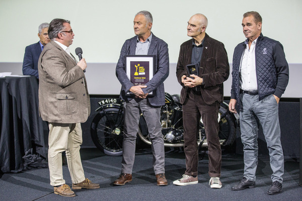 Swiss Classic Award 2024 - Roberto Bernasconi übergibt dem Team der Lenzerheide Motor Classic den Historic Motorsport Award
