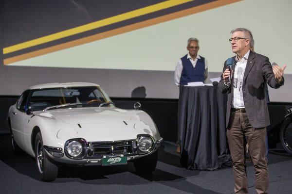 Bild: Swiss Classic Award 2024 - Verkehrshaus-Direktor Martin Büttikofer begrüst die rund 200 Gäste im Filmtheater