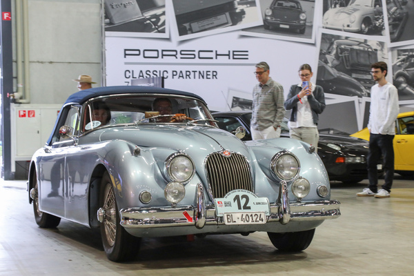 Bild Rallye-Fahrzeug durchquert die Messehalle