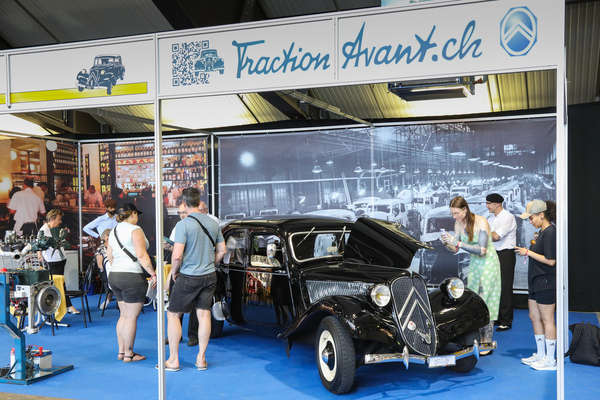 Bild: Sympathisch gemachter Stand des Traction Avant Clubs - Swiss Classic World 2025