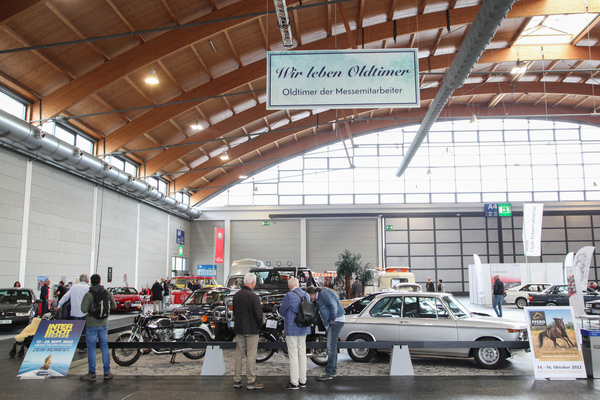 Sympathischer Stand der Messemacher - sie haben ihre eigenen Oldtimer ausgestellt - Motorworld Classics Bodensee 2022