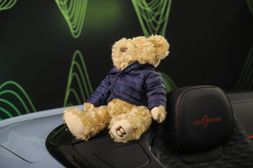 Sympathischer Teddybär auf dem Bentley-Stand – Rétromobile Paris 2025