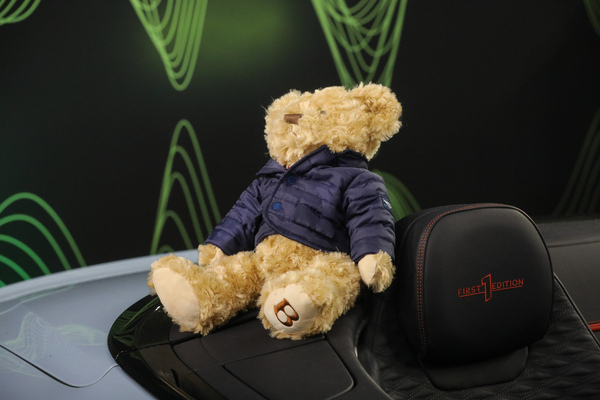 Sympathischer Teddybär auf dem Bentley-Stand – Rétromobile Paris 2025