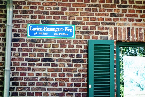 Bild Sympathisches Strassenschild - Rosengart-Museum in Bedburg-Rath