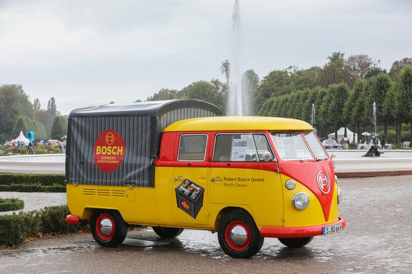 Sympatische Bosch-Werbung auf dem Planen-Bus von Volkswagen - 18. ASC-Classic-Gala Schwetzingen 2022