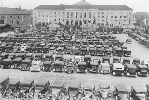 Bild: Szene vom Parkplatz vor der Schweizer Mustermesse in den 30er Jahren