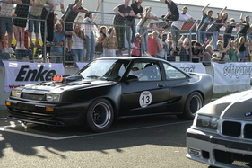 Szenebild aus dem Film "Manta, Manta - Zwoter Teil" - der aufgemotzte Opel Manta am Start zum Rennen Szenebild aus dem Film "Manta, Manta - Zwoter Teil" - der aufgemotzte Opel Manta am Start zum Rennen